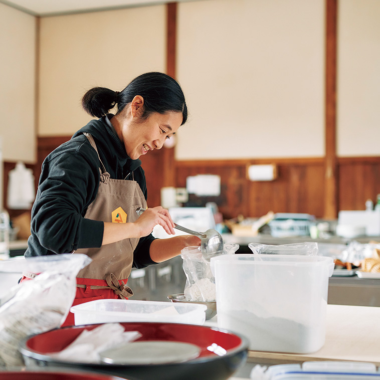 画像: 地元産のそば粉を計量