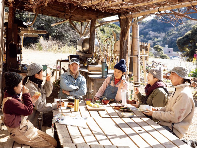 画像: 野菜集配所前のテーブルは、農園を見わたせる特等席。「上に屋根もあるので、多少の雨ならここでごはんを食べます」(仲野晶子さん)