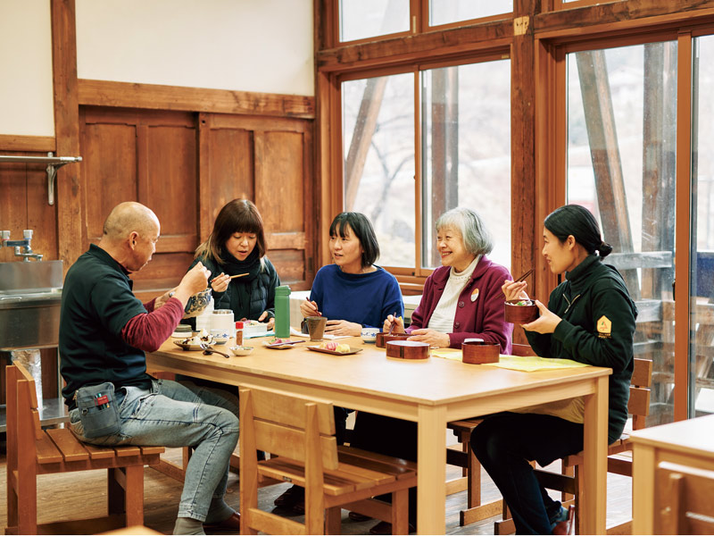 画像: この日のお昼は、館内の「たいけんのやかた」で。「夏には近くにある川のそばに椅子を出して、涼みながら食べることも。とても気持ちがいいですよ」（今井さん）