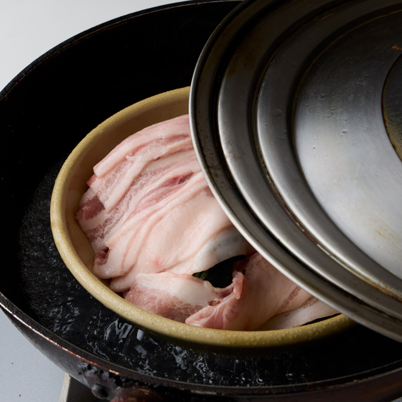 画像3: 蒸し器いらず「野菜と豚肉の重ね蒸し」のつくり方。お鍋でかんたん！蒸し汁も極上スープに／料理研究家・荻野恭子さんの引き算レシピ