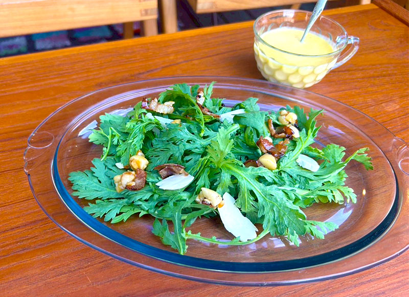 画像: 未来へ伝えたいレシピ 「りんごドレッシングとメープルベーコンナッツの春菊サラダ」