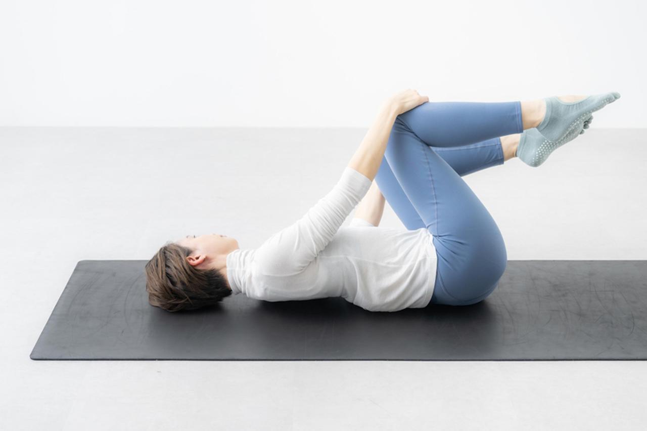 画像: 「背中のこわばり」がふっと軽くなる。ベッドで寝たまま“背骨調整”ピラティス