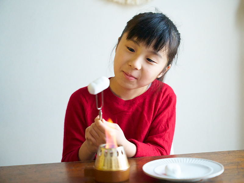 画像: 焼きマシュマロづくりを楽しむ橙ちゃん