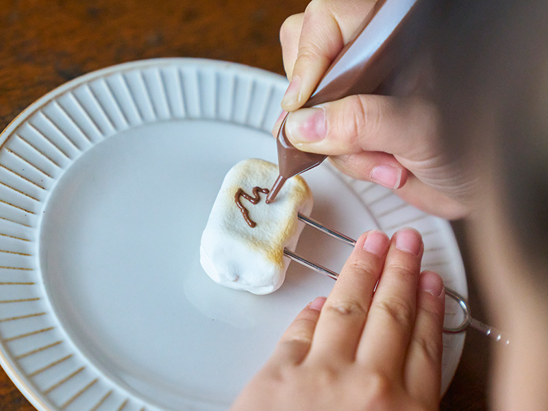 画像: チョコペンでかわいくデコレーション