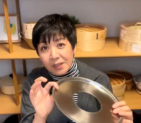 画像: 蒸し板を使うと焦げの防止にも。蒸し板に火があたらないように注意して