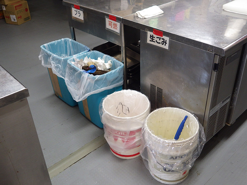 画像: 調理で出たごみは厨房内の残渣分別用のごみ箱に