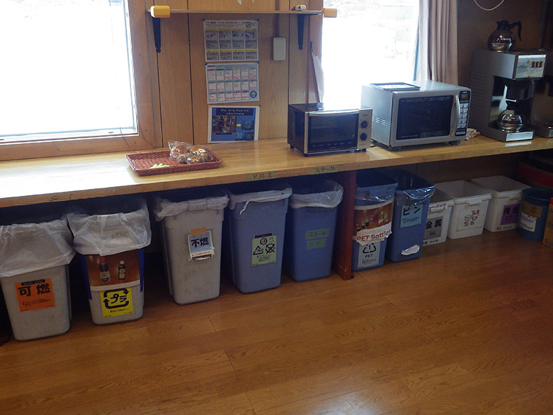 画像: 生活の拠点・昭和基地の食堂のごみ箱群