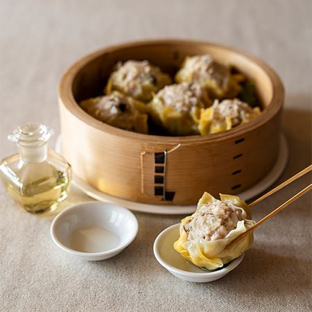 画像: シュウマイを蒸すときはクッキングペーパーや野菜の葉を敷くと便利