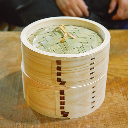 画像: 日本製ひのきのせいろ。『別冊天然生活 やさしいせいろ生活』では、岐阜県の工房を取材した