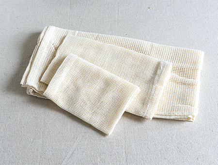 画像: せいろが汚れるのを防いだり、食材を取り出しやすくする蒸し布。せいろのサイズに合わせて活用したい