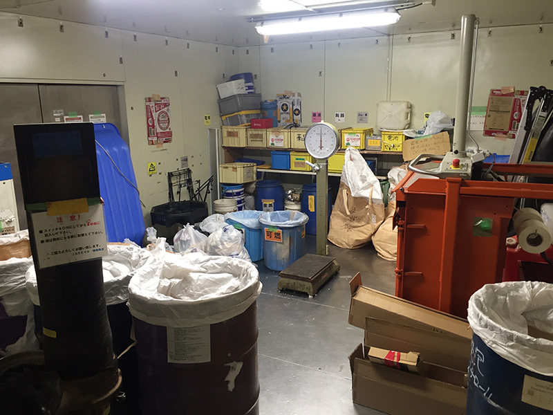 画像: ごみの計量などを行う昭和基地内のごみ集積場