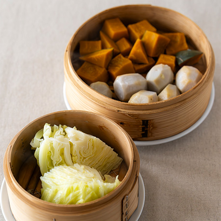 画像: 木のせいろなら、野菜を蒸してそのまま置いておいても、水っぽくならない