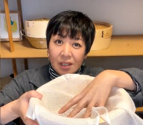 画像: お皿ごと蒸すのに便利な27cmサイズ。布を敷いて、中央に皿を置けば、両端を持って取り上げられて便利