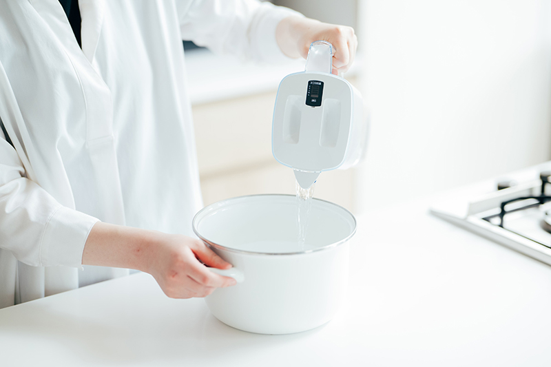 画像: 料理にも手軽に浄水が使える。上部の黒い窓が液晶メモ