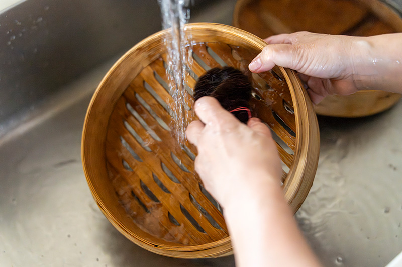 画像: 汚れやにおいがどうしても気になるときは、薄めた無香料の洗剤で軽く洗って、たわしで落とすように