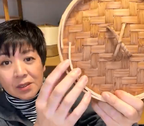 画像: せいろがゆがむと、このようにまわりがはがれてしまうことも。（でも、これくらいならタッカーで留めて問題なく使えるそう）