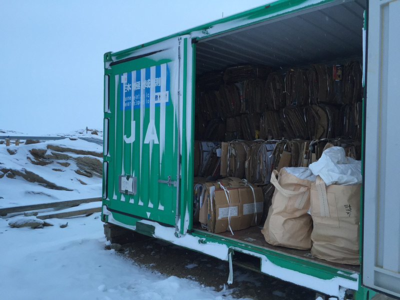 画像: 段ボールは圧縮してコンテナにまとめて持ち帰る