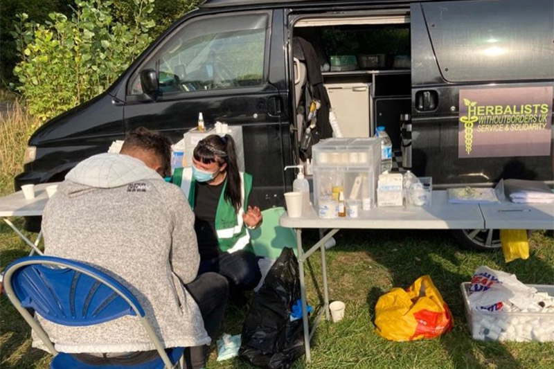 画像: 奥に見えるのが移動クリニック