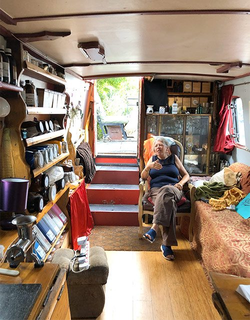 画像: ボート内でくつろぐメリッサ