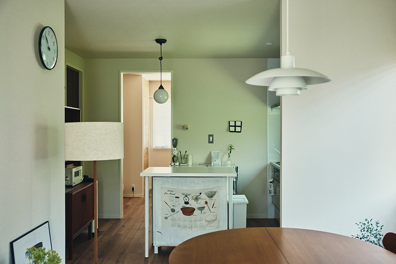 画像: キッチン中央のスペースは常にフラットで、ものがない状態にしています。野菜を切ったり器を並べたり、ときには書きものをしたり