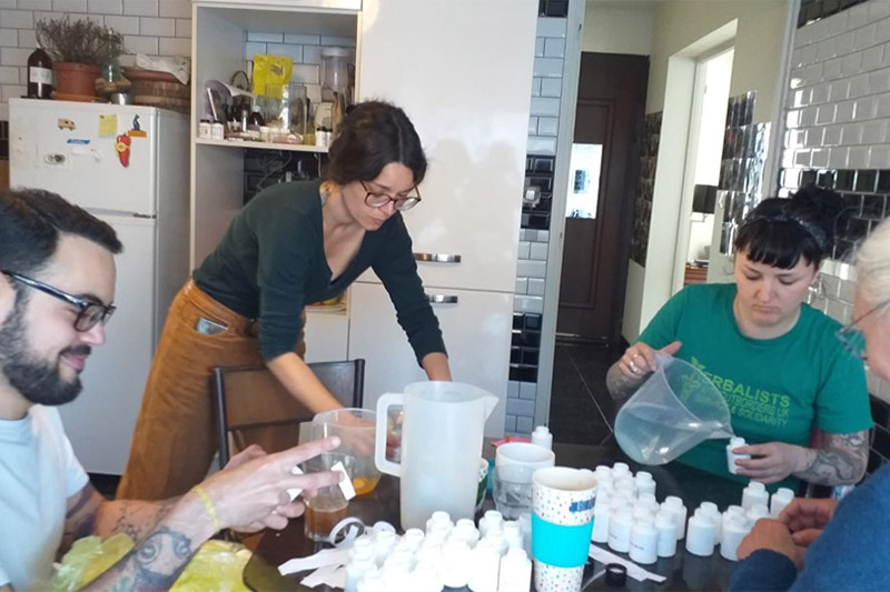 画像: レメディづくりのボランティアの皆さん