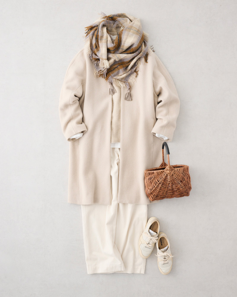 画像: べージュコート 参考商品 プレインピープル べージュニット 33,000円/レキップ 下に着た白シャツ 33,000円/レキップ スニーカー 36,300円/ノヴェスタ(ノヴェスタジャパン) そのほか、スタイリスト私物