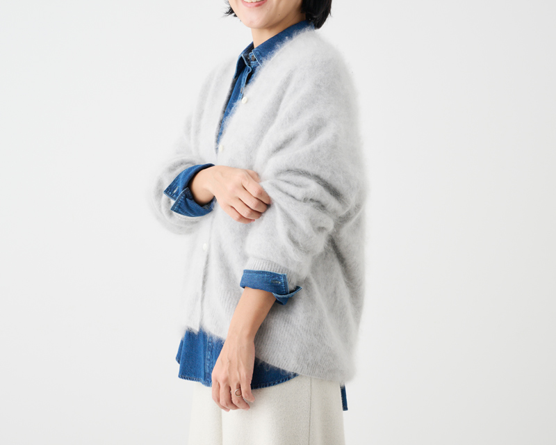 画像: グレーのカーディガン 66,000円/ロワズィール 下に着たデニムシャツ 30,800円/レキップ パンツ 参考商品 プレインピープル