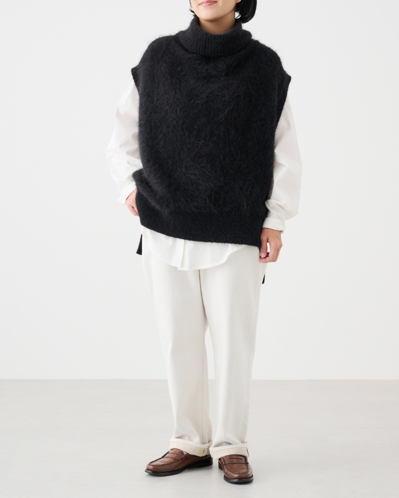 画像: ニットベスト 参考商品 プレインピープル 下に着た白シャツ 14,960円/ミズイロインド(マーコート) ホワイトデニム 16,500円/コンジェ ペイエ アデュー トリステス そのほか、スタイリスト私物