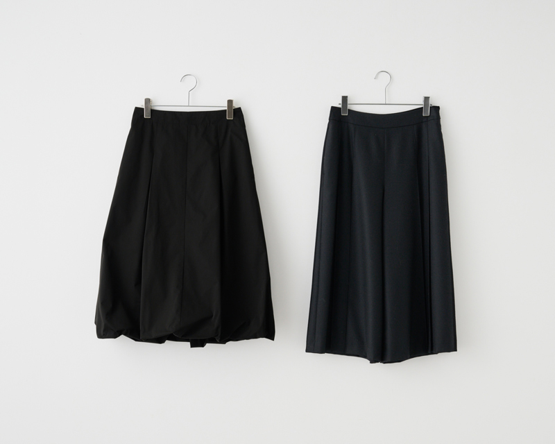 画像: 左)バルーンスカート 39,600円/レキップ 右)キュロットパンツ 37,400円/レキップ