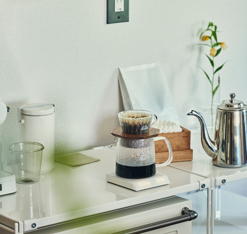 画像: コーヒー道具は時間をかけて集めてきたお気に入りばかり。コーヒーフィルターケースは「増田桐箱店」につくってもらった「namytone」オリジナル