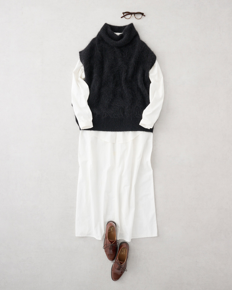 画像: ニットベスト 参考商品 プレインピープル 下にきたシャツ 14,960円/ミズイロインド(マーコート) メガネ 29,700円/エナロイド(トリップ ルミネエスト新宿店) そのほか、スタイリスト私物