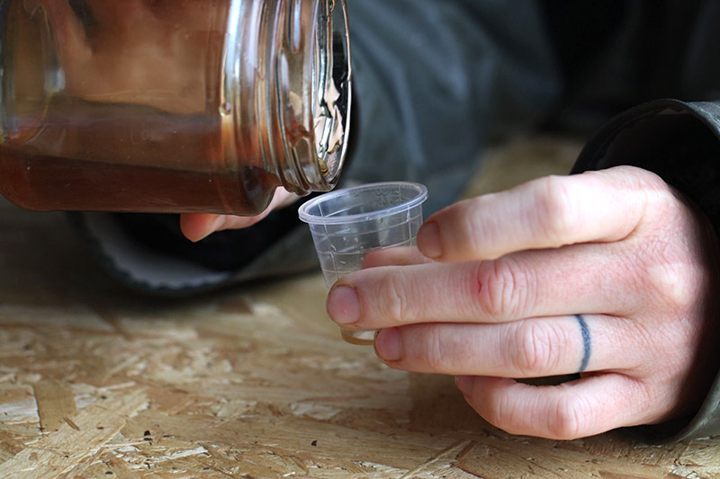 画像: 出来上がったレメディの仕上がりを確認