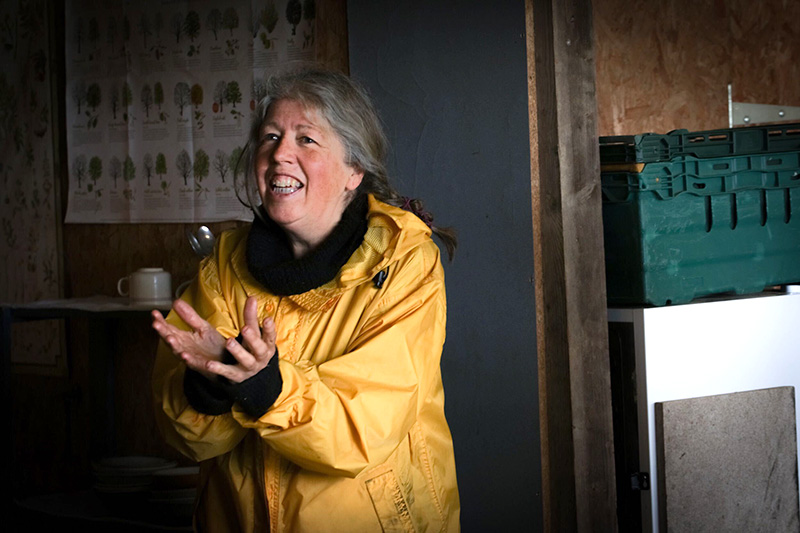 画像: 難民キャンプでの心得を伝えるメリッサ。宗教上の理由でアルコールを摂取できない人や、女性が対応に当たる必要があるケースもあることなどを説明