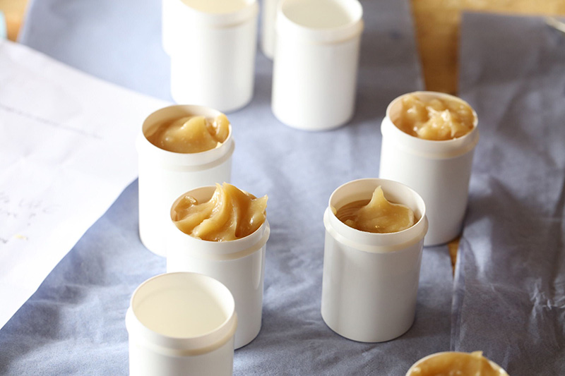 画像: 難民キャンプに送る「カレンデュラクリーム」。レメディづくりは多くのボランティアによって支えられている