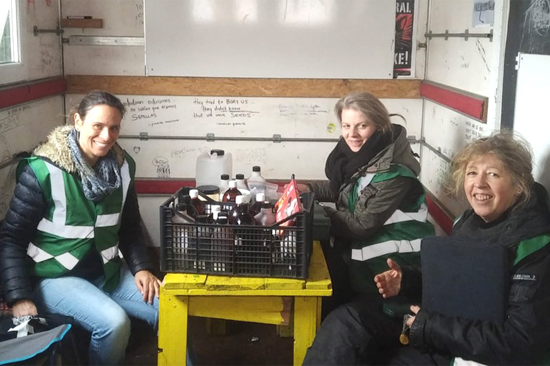 画像: 難民キャンプのハーバリストチーム（右端がメリッサ）