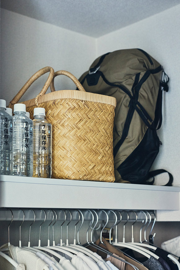 画像: 旅行のときにも使う登山用のリュックを防災リュックとして活用。市場かごには備蓄品を入れています。懐中電灯や電池、スニーカーなどは玄関に