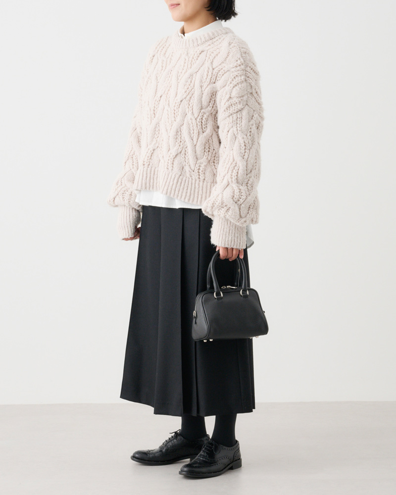 画像: キュロット 37,400円/レキップ 下に着たシャツ 18,700円/ロワズィール バッグ 22,000円/オウレンティ(セムインターナショナル) そのほか、スタイリスト私物