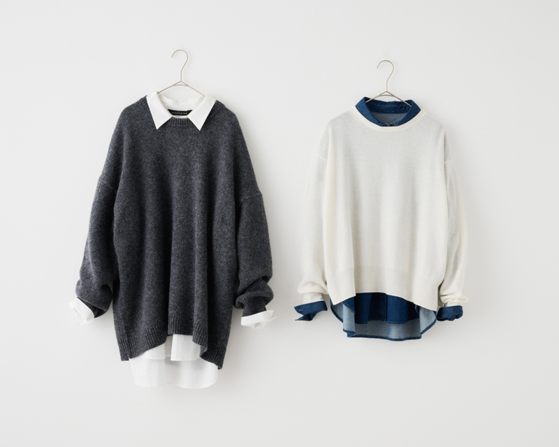 画像: 左)グレーのニット 16,940円/ミズイロインド(マーコート) 下に着た白シャツ 13,970円/ミズイロインド(マーコート) 右)白のニット(ストール付き) 20,900円/ロワズィール 下に着たデニムシャツ 30,800円/レキップ