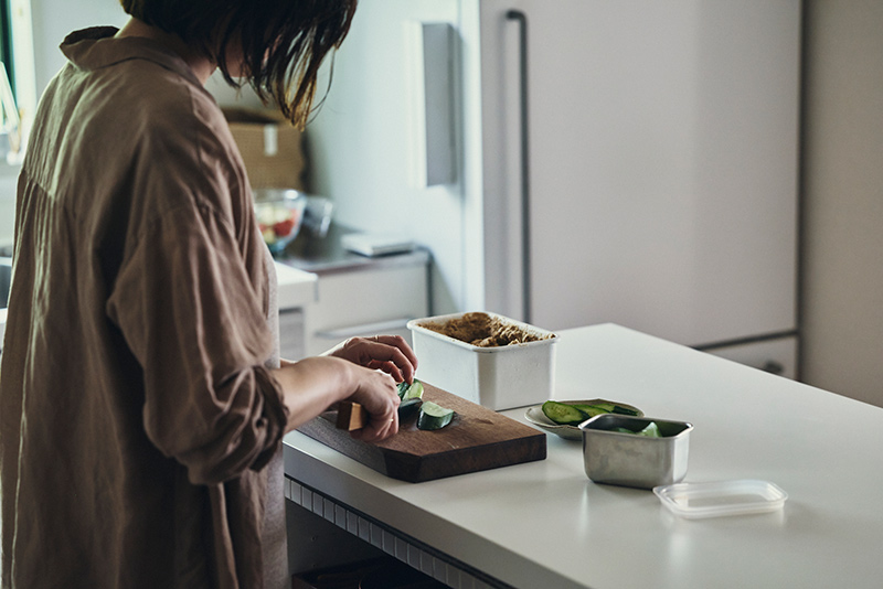 画像: ⑤キッチンに立つ