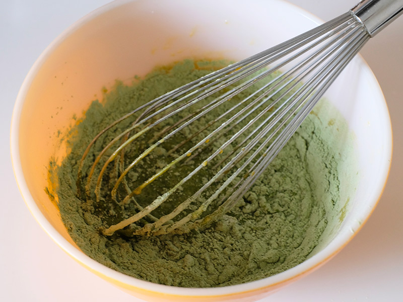 画像: ふるいにかけた粉類を混ぜ合わせる