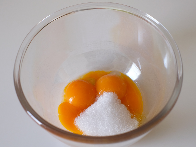 画像: 卵黄とグラニュー糖を混ぜる