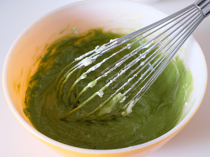 画像: 1/4ほどのメレンゲを加えて泡立て器で混ぜる