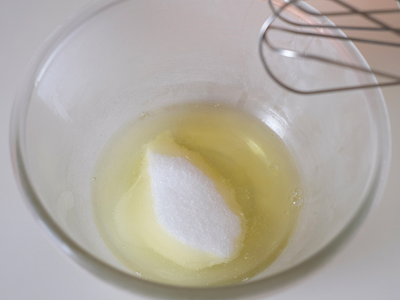 画像: 冷やしておいた卵白に残りのグラニュー糖を加える