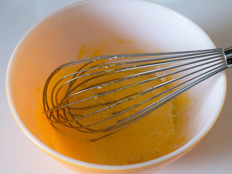 画像: サラダ油と牛乳を加える