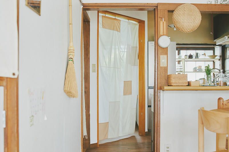 画像: 洗面所の仕切りは『Orné de Feuilles』の「オリジナル・パッチワークマルチクロス」。ポジャギをイメージしたデザインにときめきます