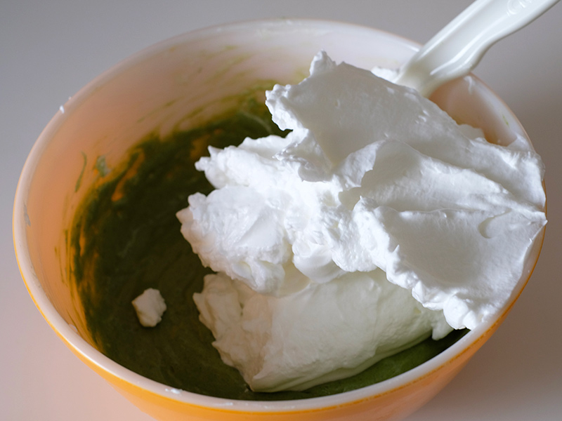 画像: 残りのメレンゲを加えて切り混ぜる