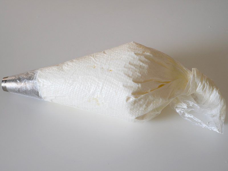 画像: 口金を入れた絞り袋に生クリームを詰める