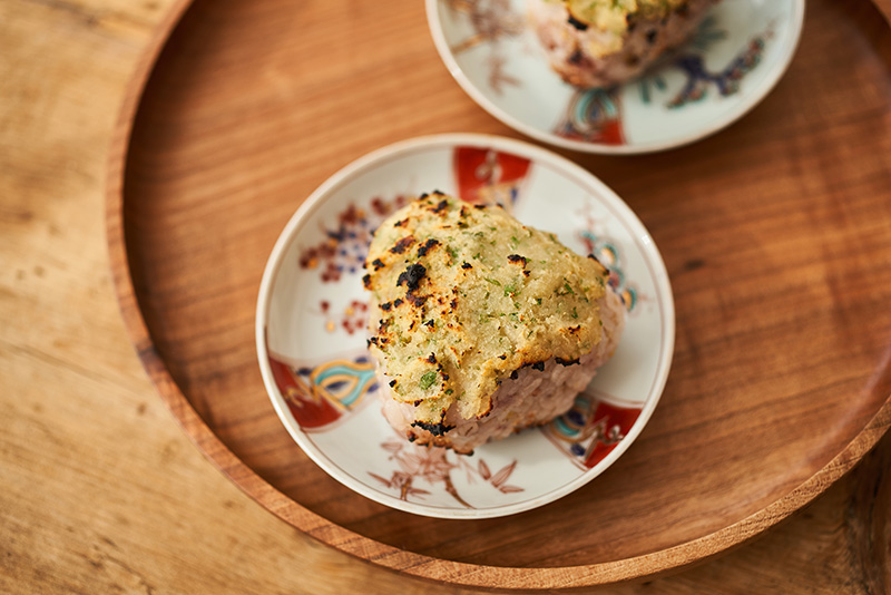 画像: “おから”のひと晩発酵みそでつくる「しそみそおにぎり」のつくり方。塩分控えめ、たっぷり塗っても大丈夫｜榎本美沙の発酵暮らし