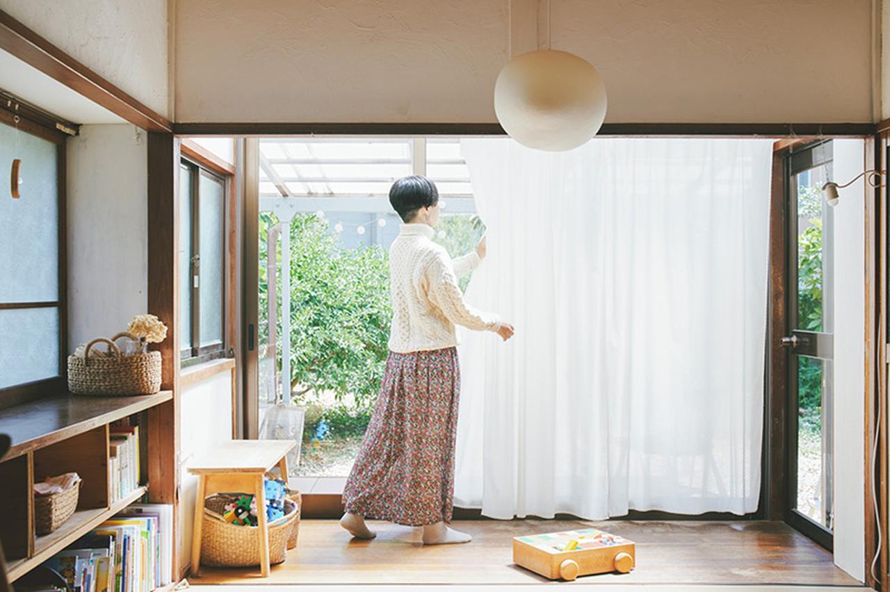 画像: 鎌倉の由比ヶ浜にある『CHECK&STRIPE』で選んだ布をカーテンとして愛用