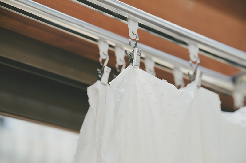 画像: IKEAのカーテンフックで吊るすだけ。とても簡単!